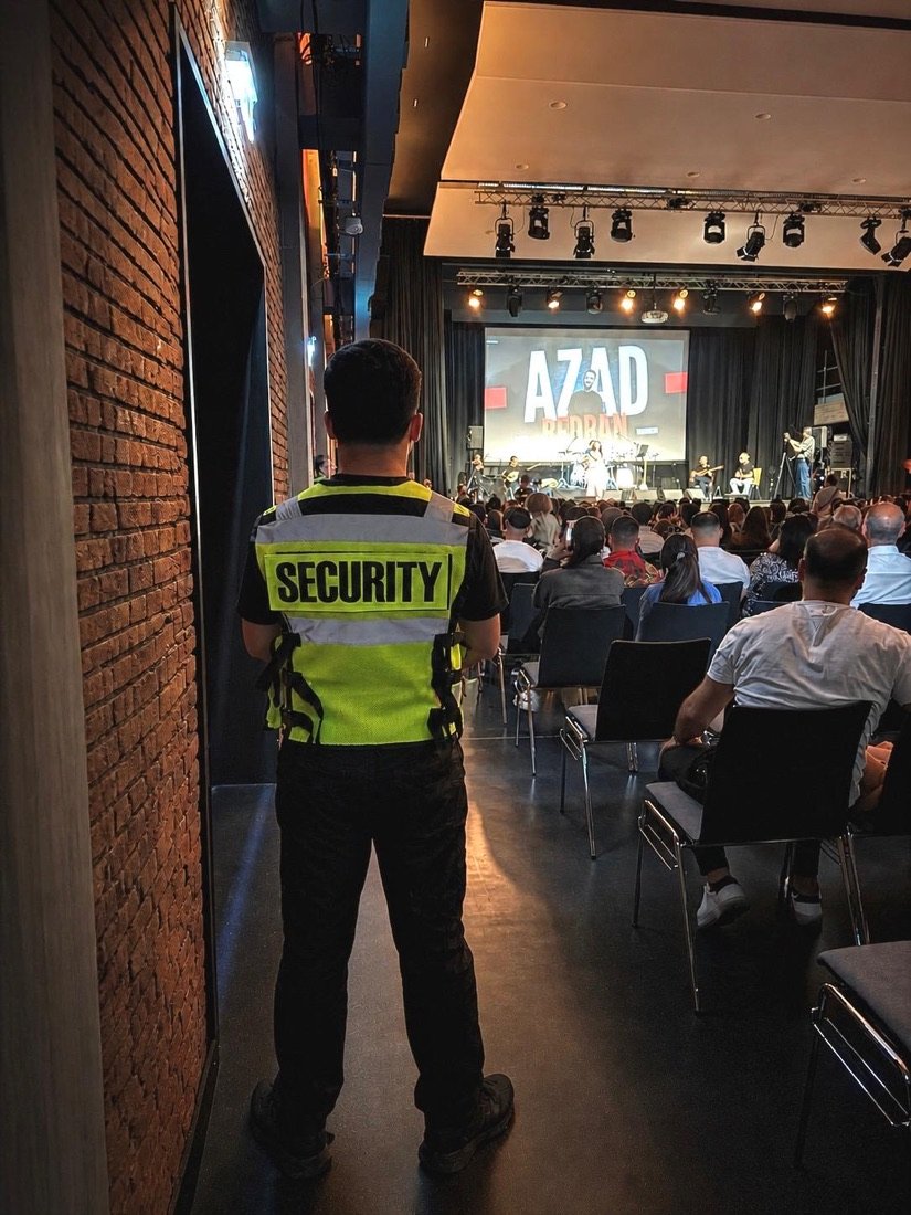 Sicherheitskraft bei einer Veranstaltung im Saal